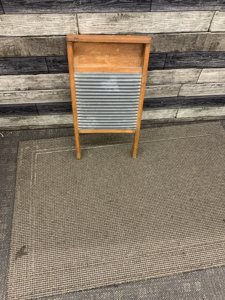 VTG WASHBOARD WALL HANGING.