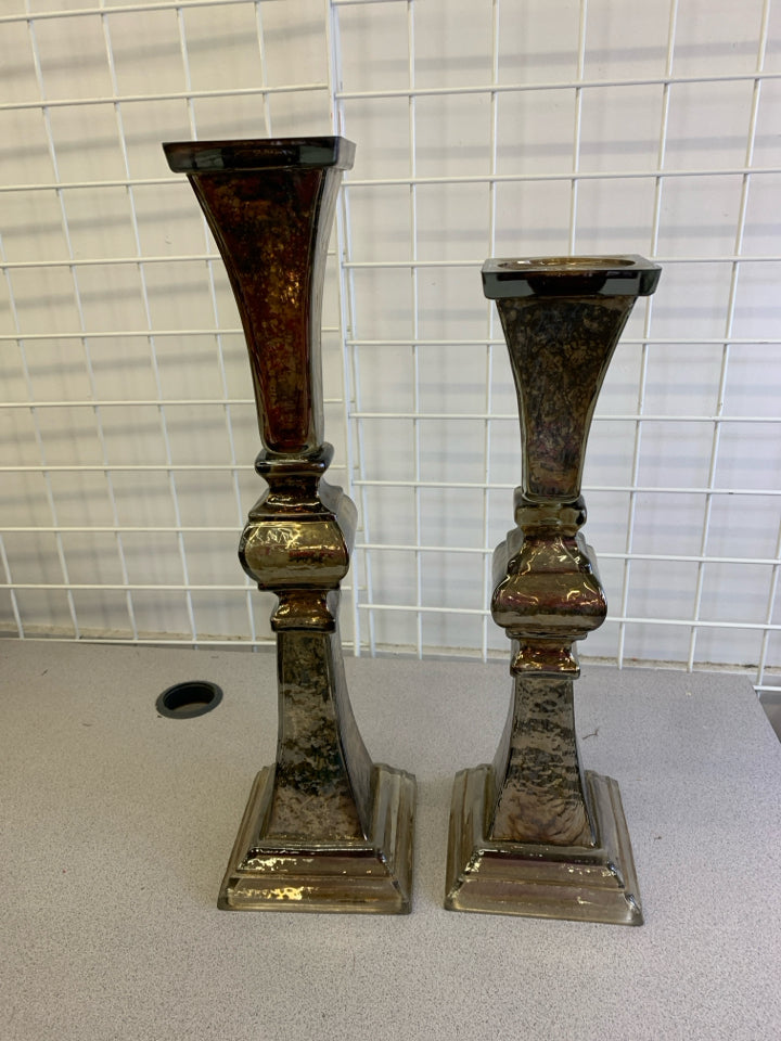 2 GOLD IRIDESCENT GLASS CANDLE HOLDER.