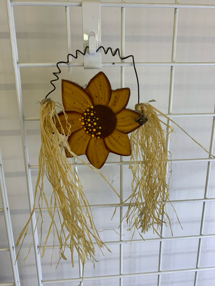 PRIMITIVE SUNFLOWER WALL HANGING.