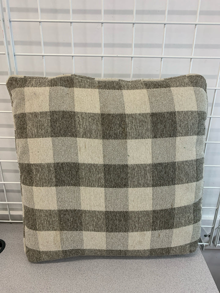 GREY PLAID ACCENT PILLOW.