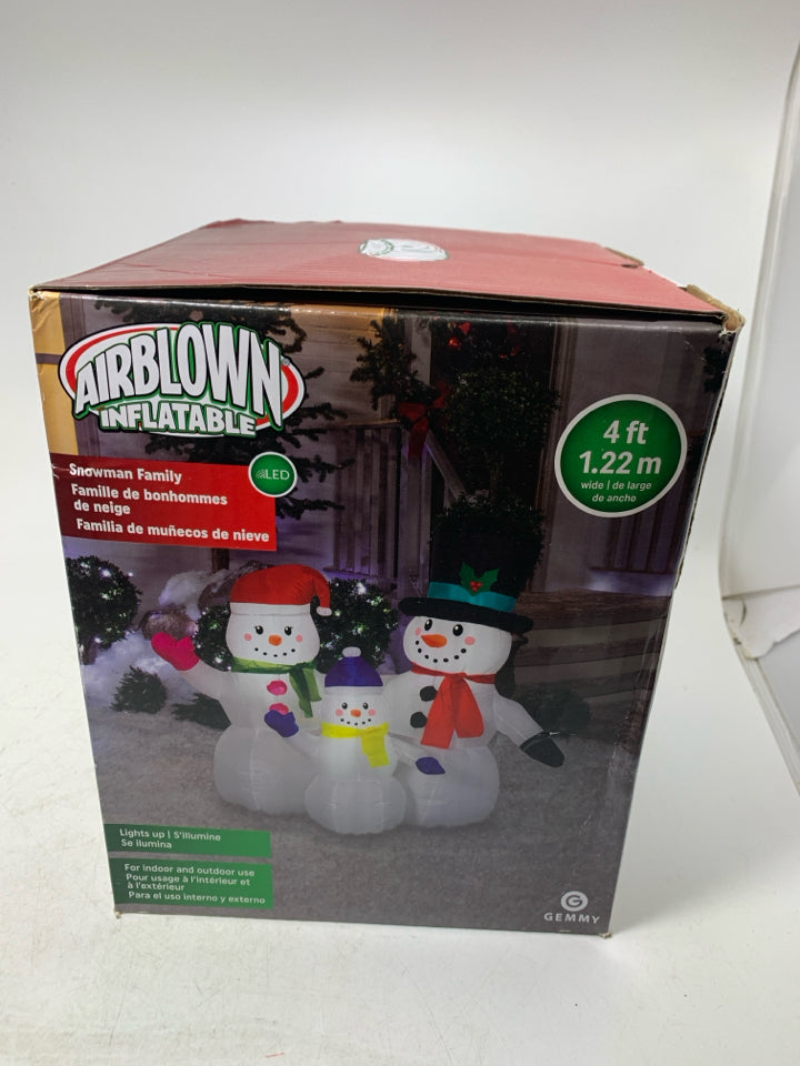NIB SNOWMAN FAMILY INFLATABLE.