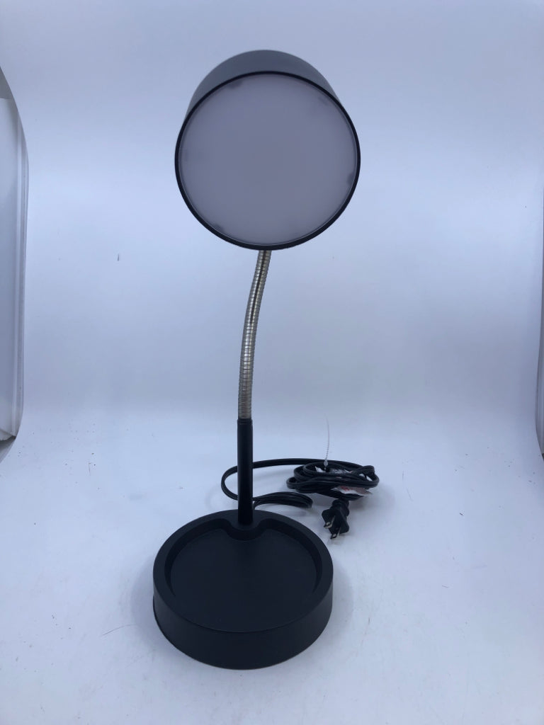 BLACK PLASTIC ADJUSTABLE DESK LAMP.