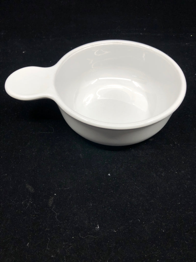 WHITE CERAMIC SOUP BOWL WITH HANDLE.