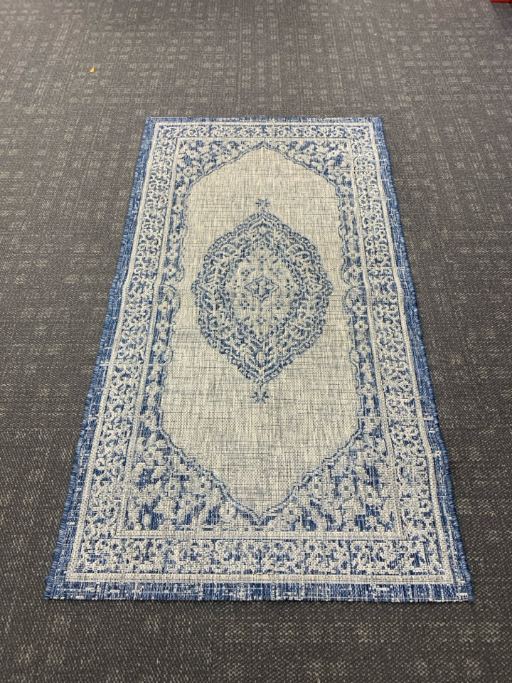 SAFAVIEH "COURTYARD" GREY BLUE PATTERNED BORDER W/ MEDAILION IN CENTER.