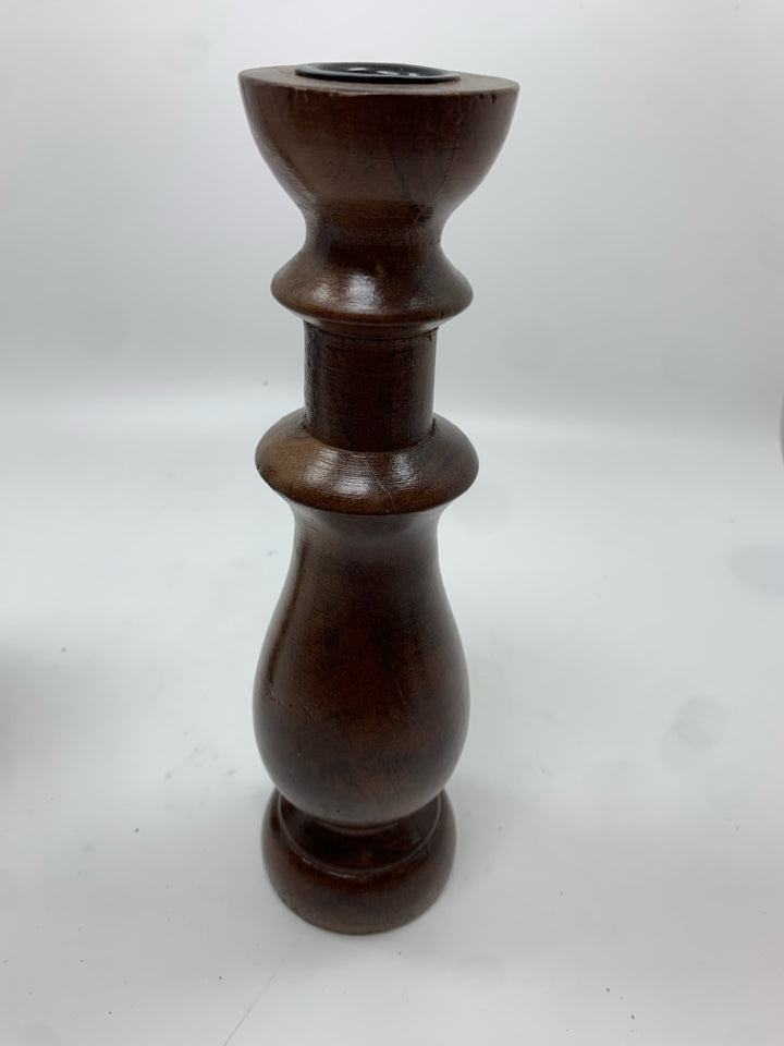 2 WOOD CANDLESTICK HOLDERS.