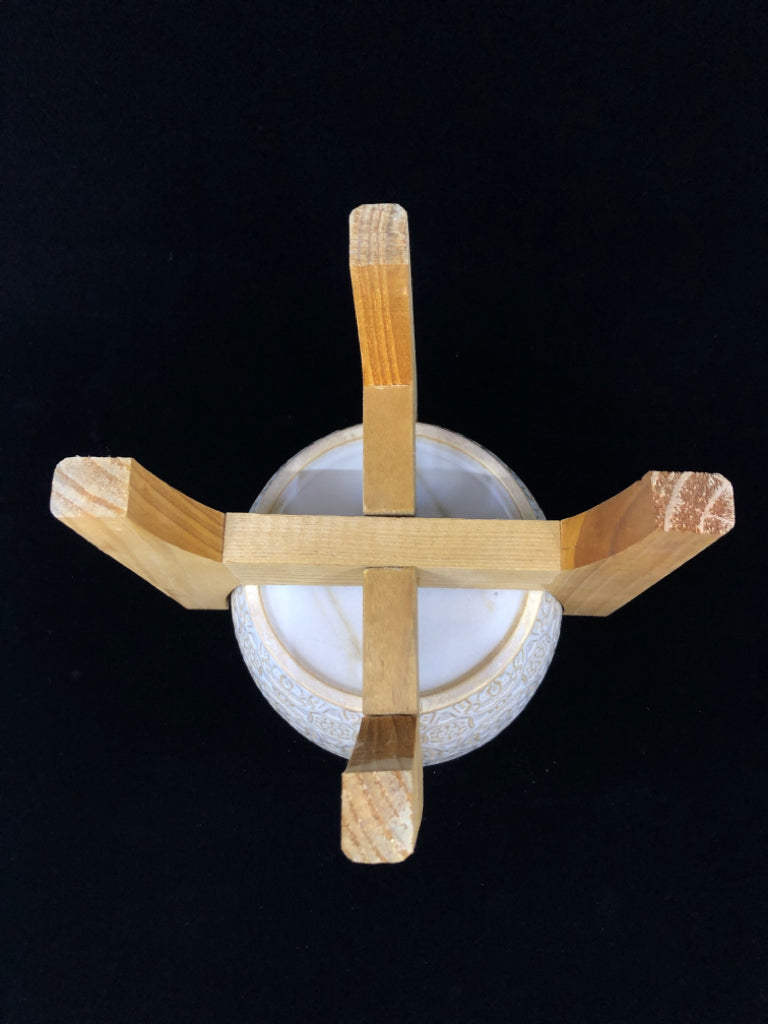 CIRCLE DESIGN CERAMIC PLANTER ON WOOD LEGS.