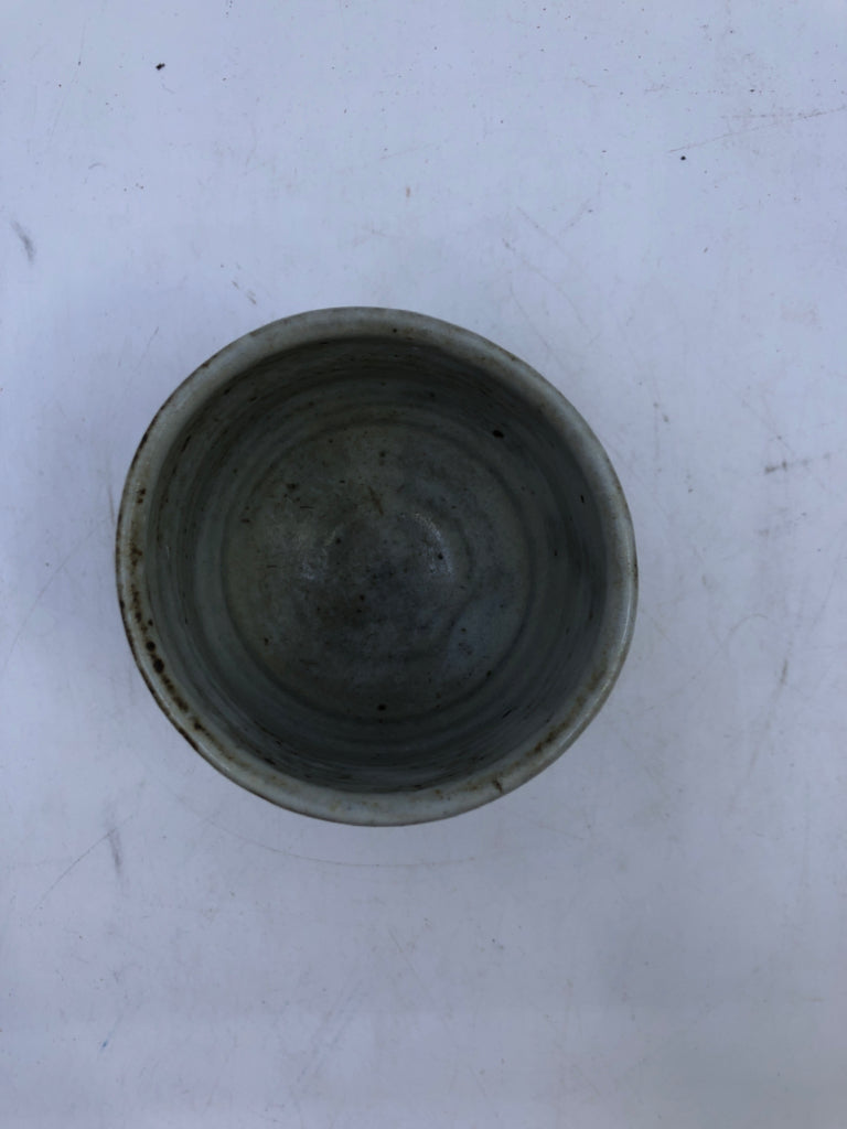 SMALL BLUE POTTERY GLAZED CUP.