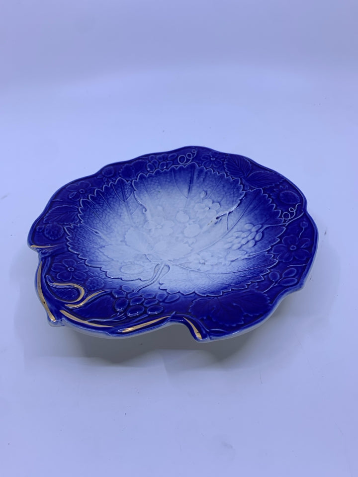 DAVENPORT BURLEIGH EMBOSSED CIRCLE BLUE LEAVES PLATTER.