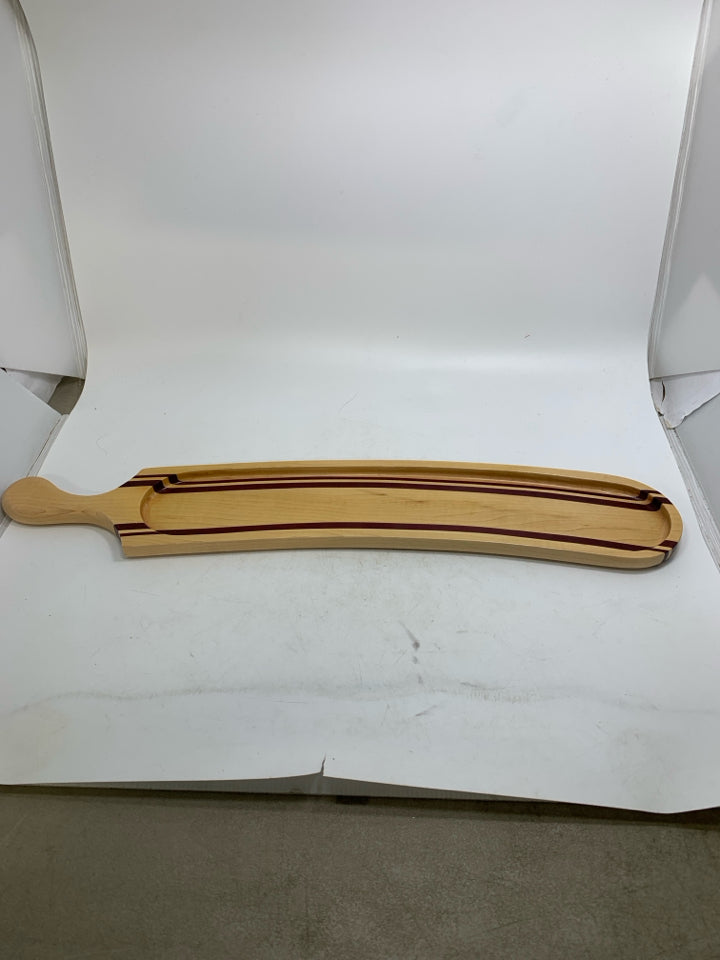 LONG NARROW TWO TONED WOOD CHEESE BOARD W/ HANDLE.