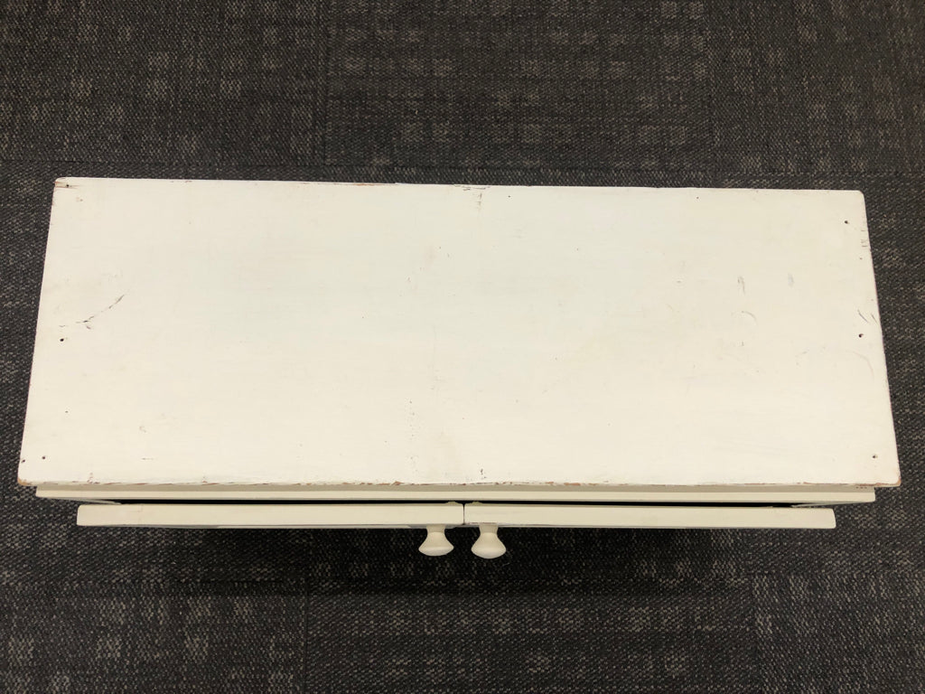 DISTRESSED CREAM STORAGE BENCH W/DOORS.