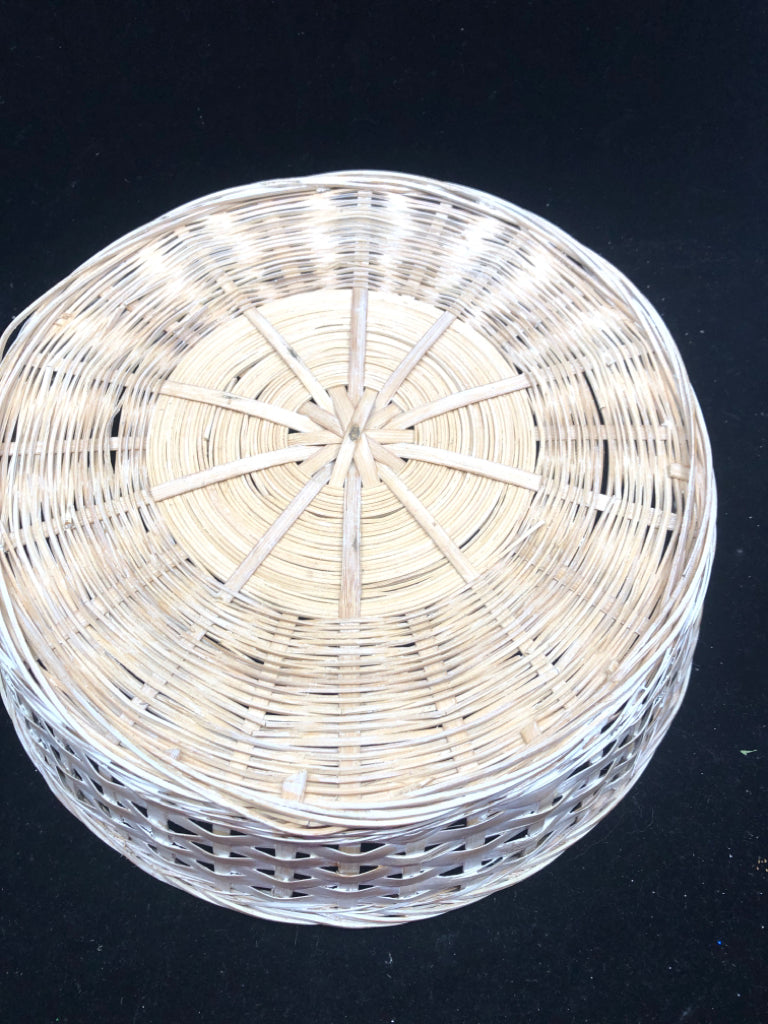 WHITE WASHED ROUND WOVEN BASKET.