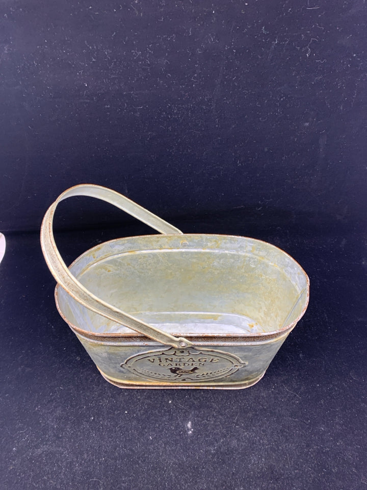 OVAL DISTRESSED BUCKET W HANDLE.