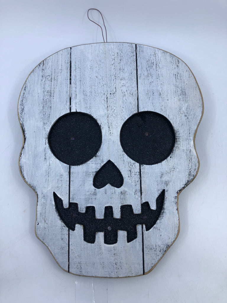LED LIGHT UP SKELETON WALL HANGING.