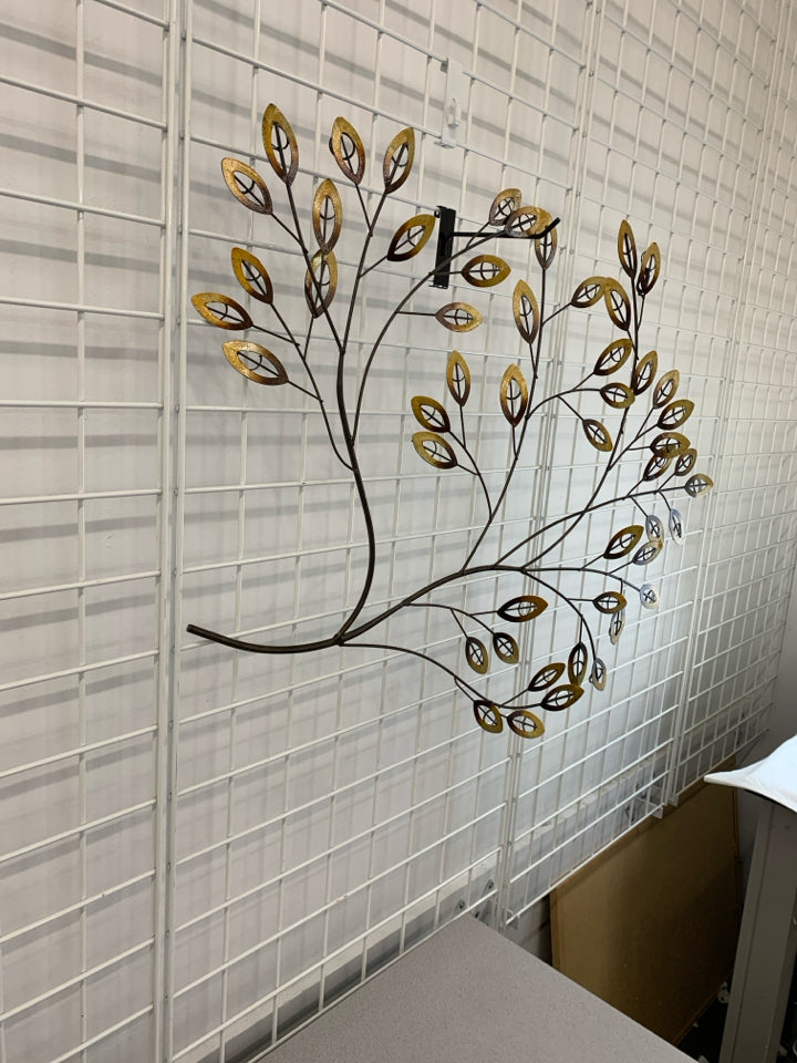 METAL TREE WALL HANGING.