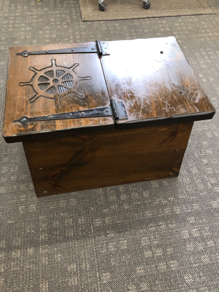VTG DARK RUSTIC END TABLE W/STORAGE.