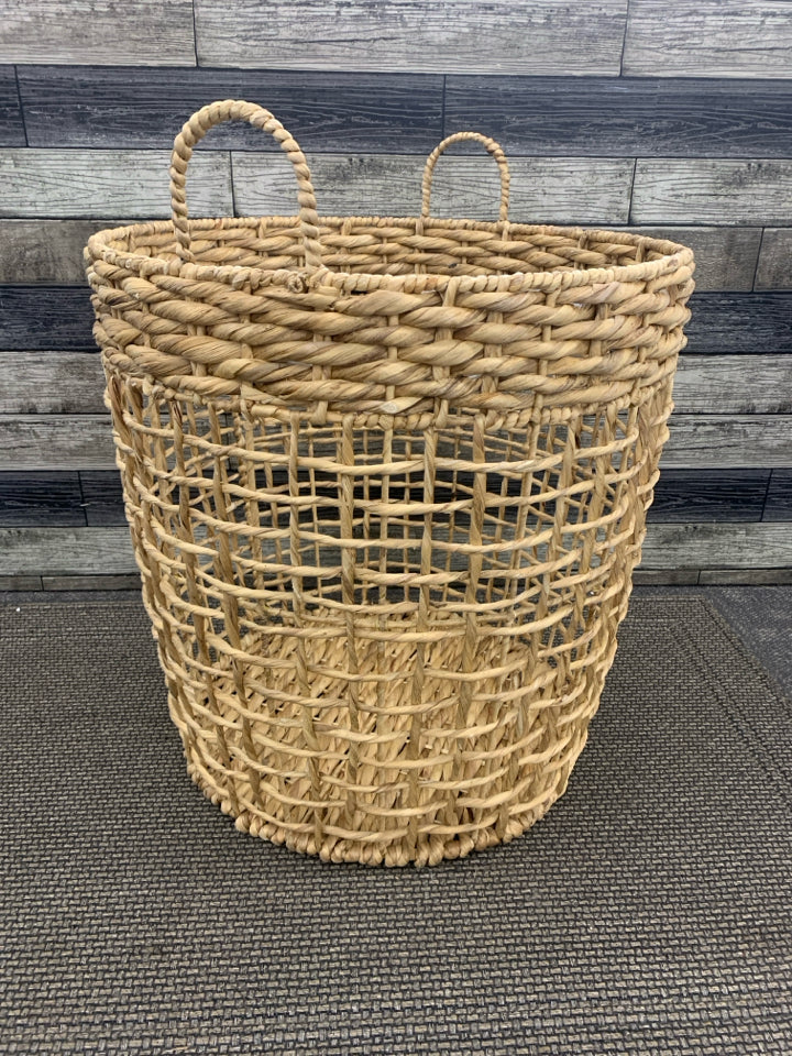LG WOVEN WICKER BASKET.