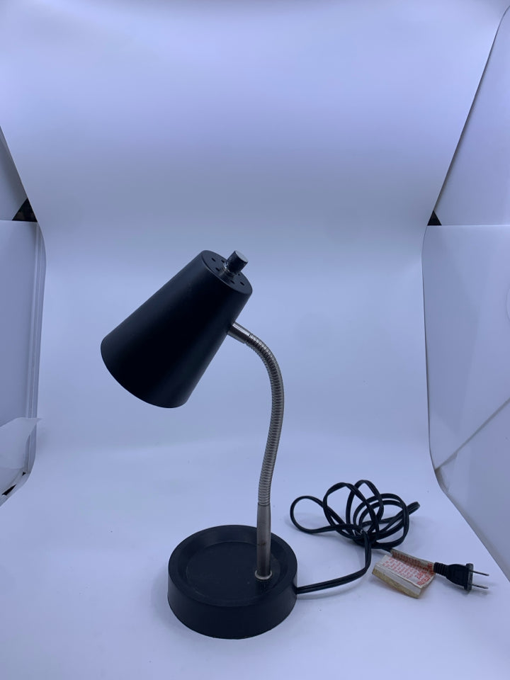 BLACK ADJUSTABLE DESK LAMP.