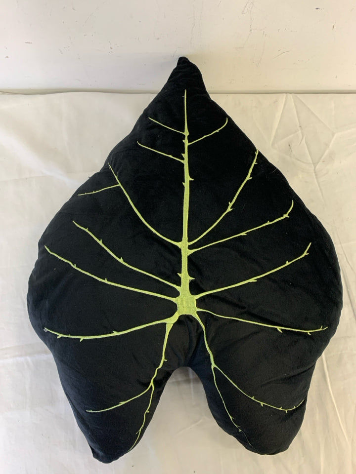 BLACK LEAF PILLOW.