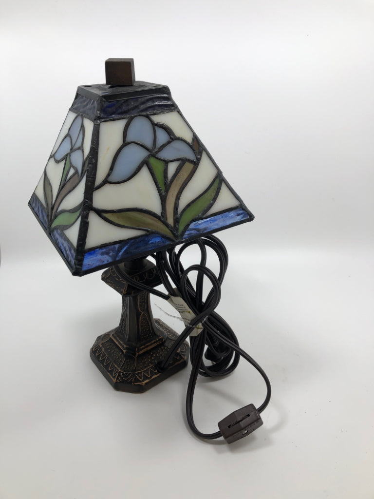 STAINED GLASS FLORAL LAMP W/DISTRESSED METAL BASE.