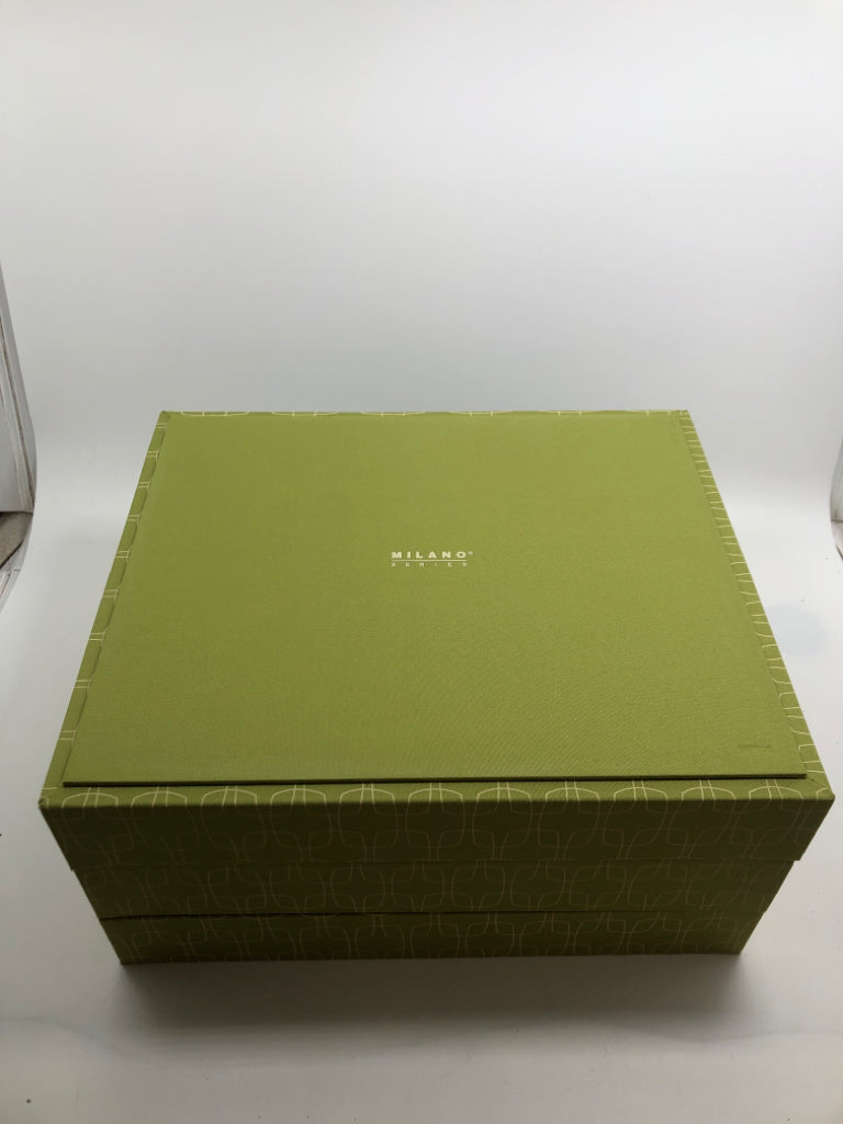 3 TIER 4PC GREEN GEOMETRIC PAPER ORGANIZER W/PENCIL CUP.