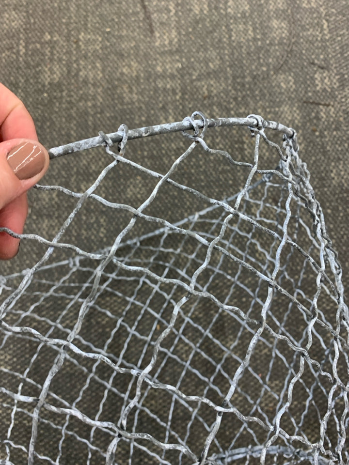 LARGE WIRE MESH BASKET.