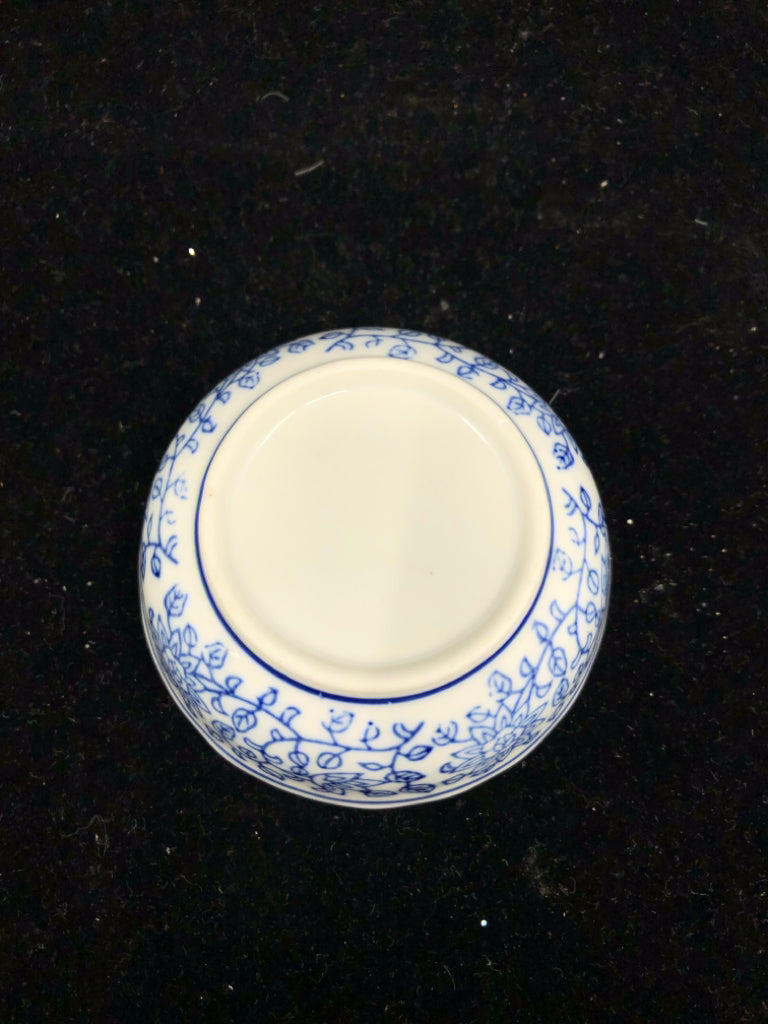 6 BLUE AND WHITE FLORAL DIP CUPS.