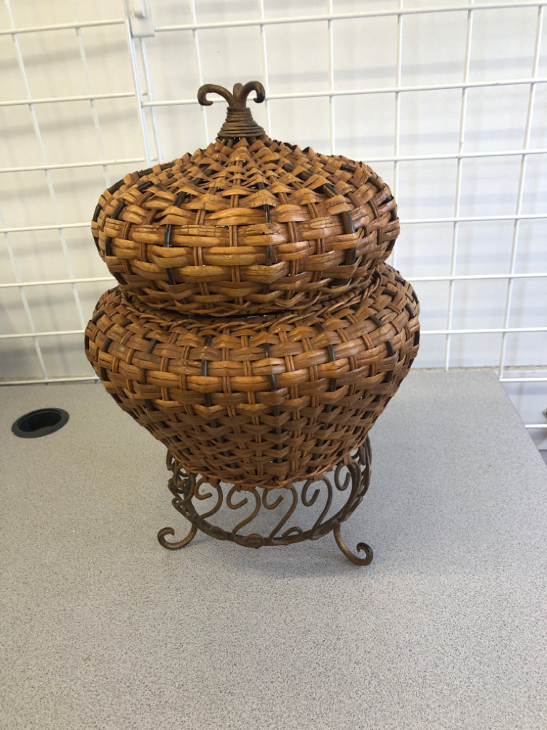 METAL FOOTED BASKET W/ TOP STURDY CARMEL WICKER.