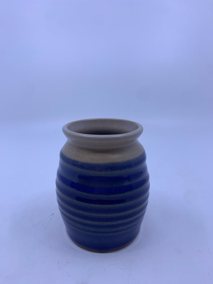 SMALL BLUE RIBBED POTTERY VASE.