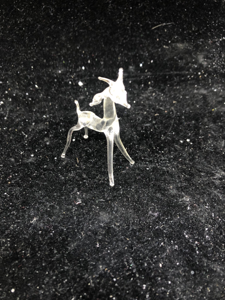 DELICATE GLASS GIRAFFE.