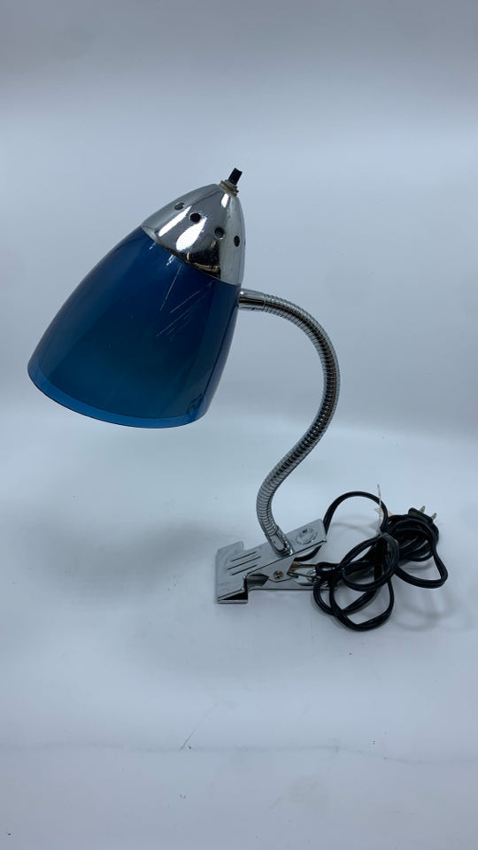 METAL LAMP W/DESK CLIP+BLUE SHADE.