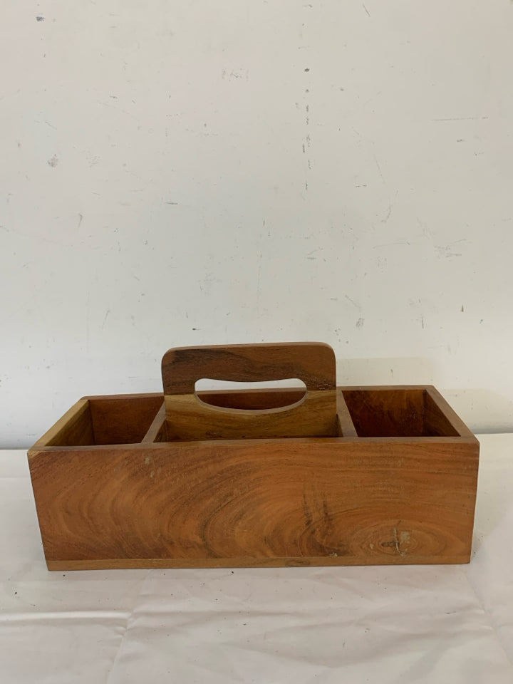 DIVIDED WOOD ORGANIZER.