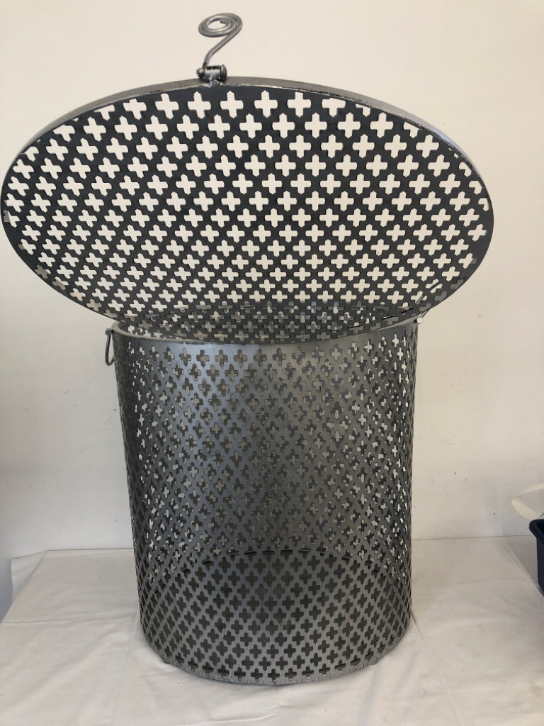 SILVER METAL HAMPER W/LID.