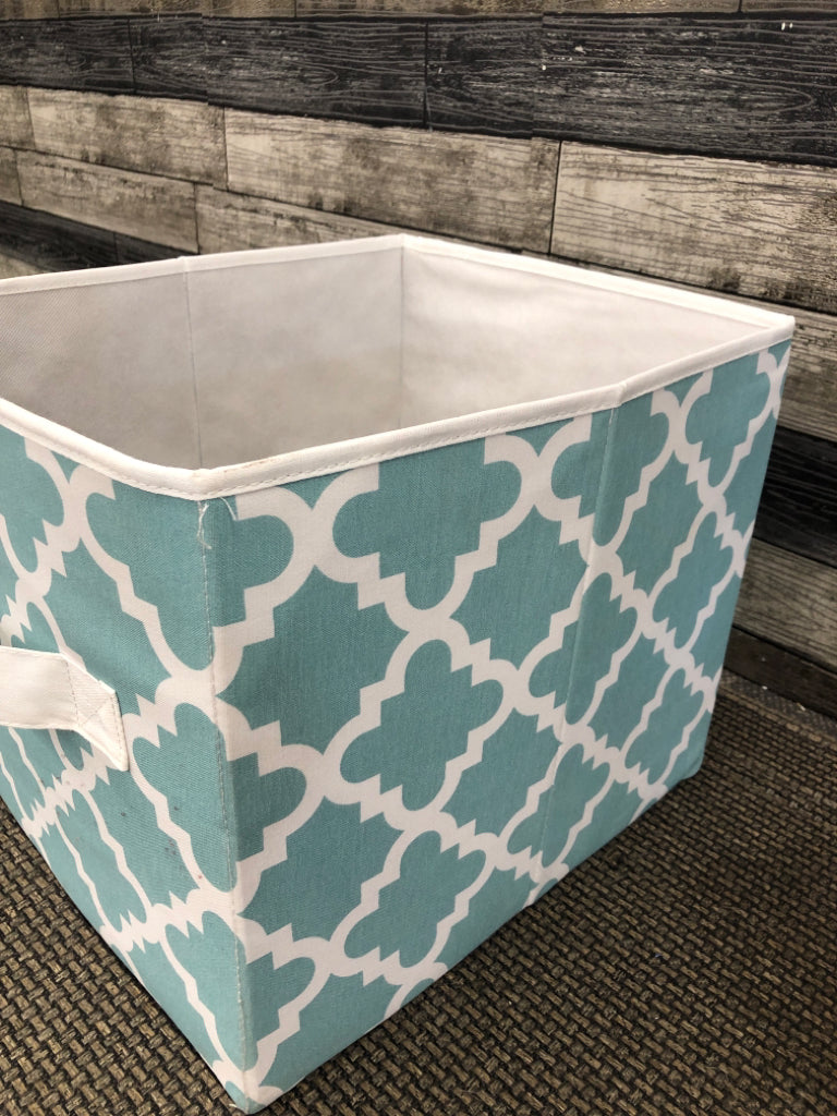 TEAL/WHITE GEOMETRIC FABRIC TOTE.