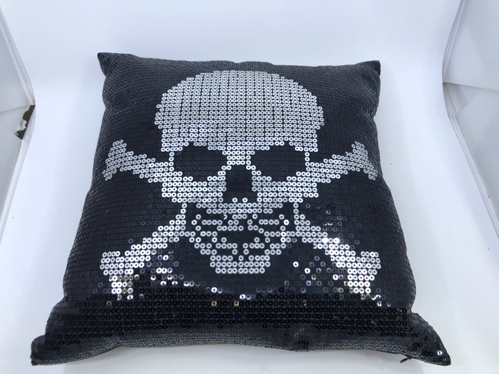 BLACK SKULL PILLOW.