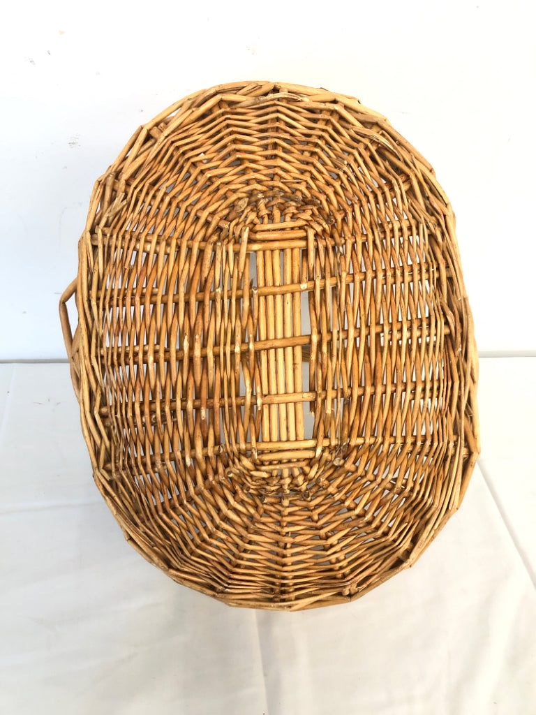 LARGE BLONDE WOVEN BASKET W HANDLE.