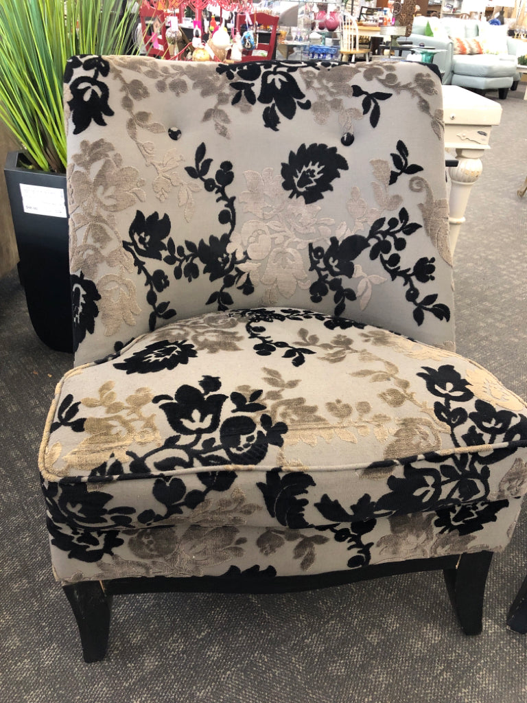BLACK FLORAL UPHOLSTERED CHAIR W/ WOOD LEGS.