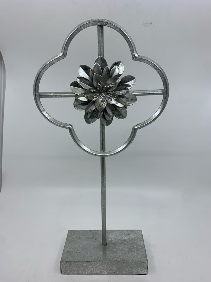 SILVER FLOWER STANDING TABLE DECOR.