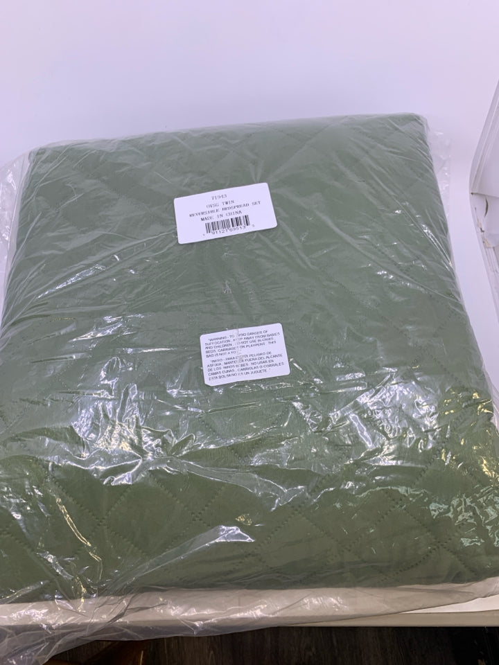 NIP DARK GREEN W/ DIAMOND PATTERN.