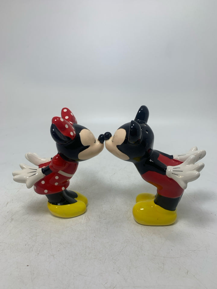 CERAMIC MIKEY/MINNIE KISSING SALT/PEP SHAKERS.