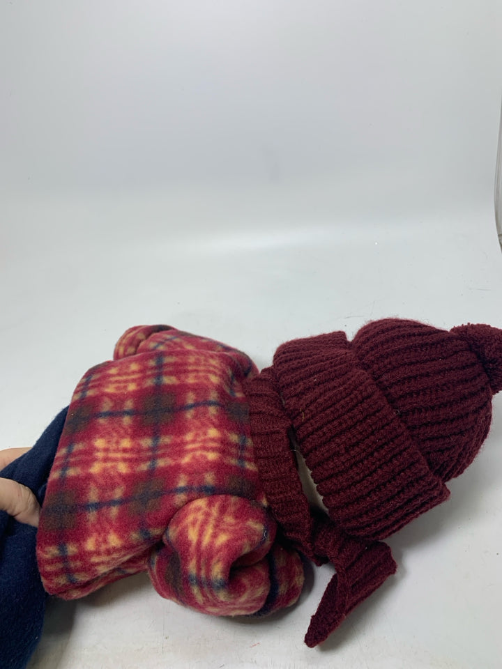 FABRIC SNOWMAN W/ MAROON SCARF/HAT.