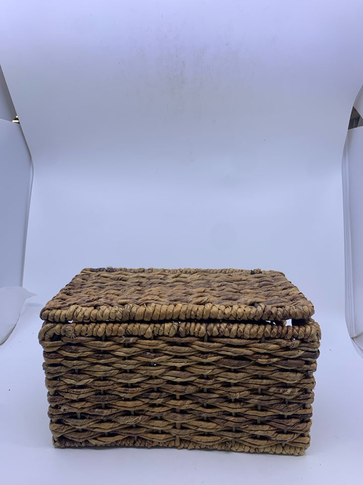 WICKER BASKET W/LID.