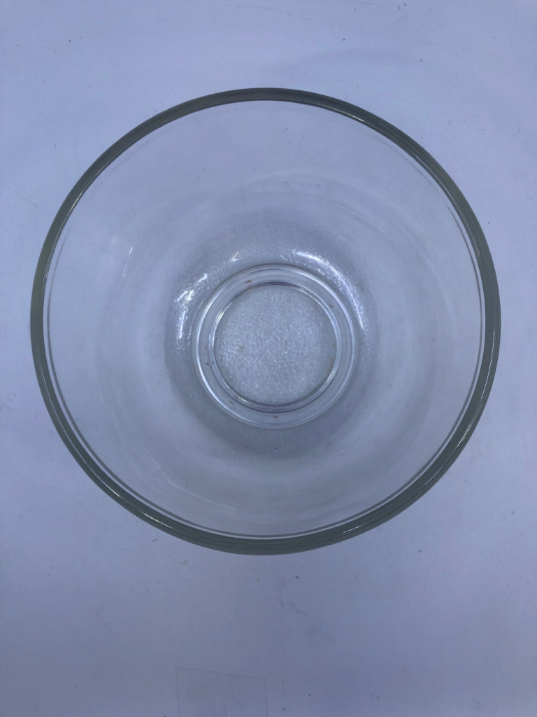 CLEAR MIXING BOWL W/ TEXTURED BOTTOM.