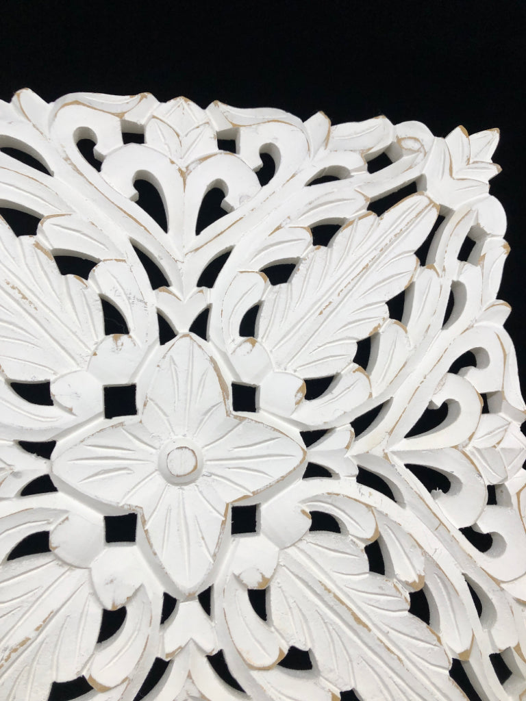 DISTRESSED WHITE WOODEN STAR STYLE WALL-HANGING.