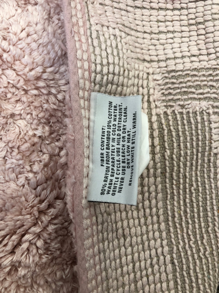 2 PC LIGHT PINK RECTANGLE BATHROOM RUGS.