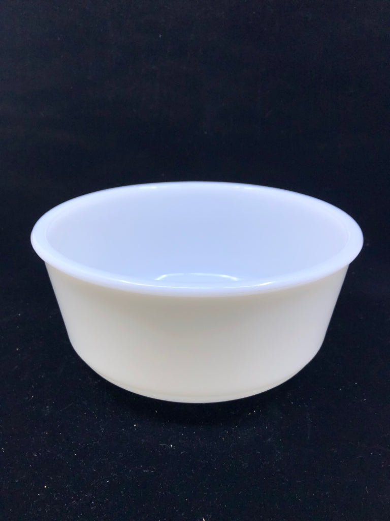 VTG PYREX WHITE RIBBED MIXING BOWL.