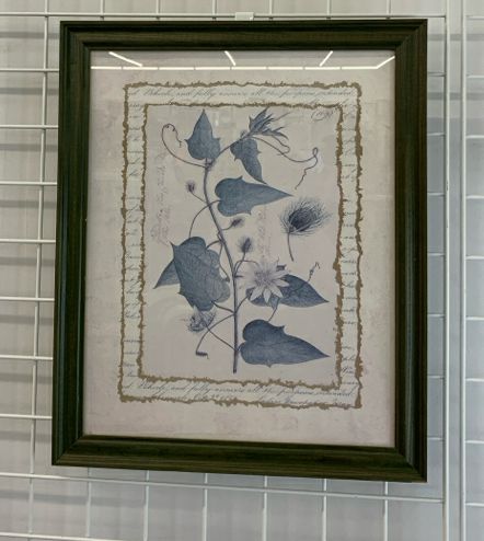 COUNTRY STYLE LEAF PRINT IN GREEN FRAME.