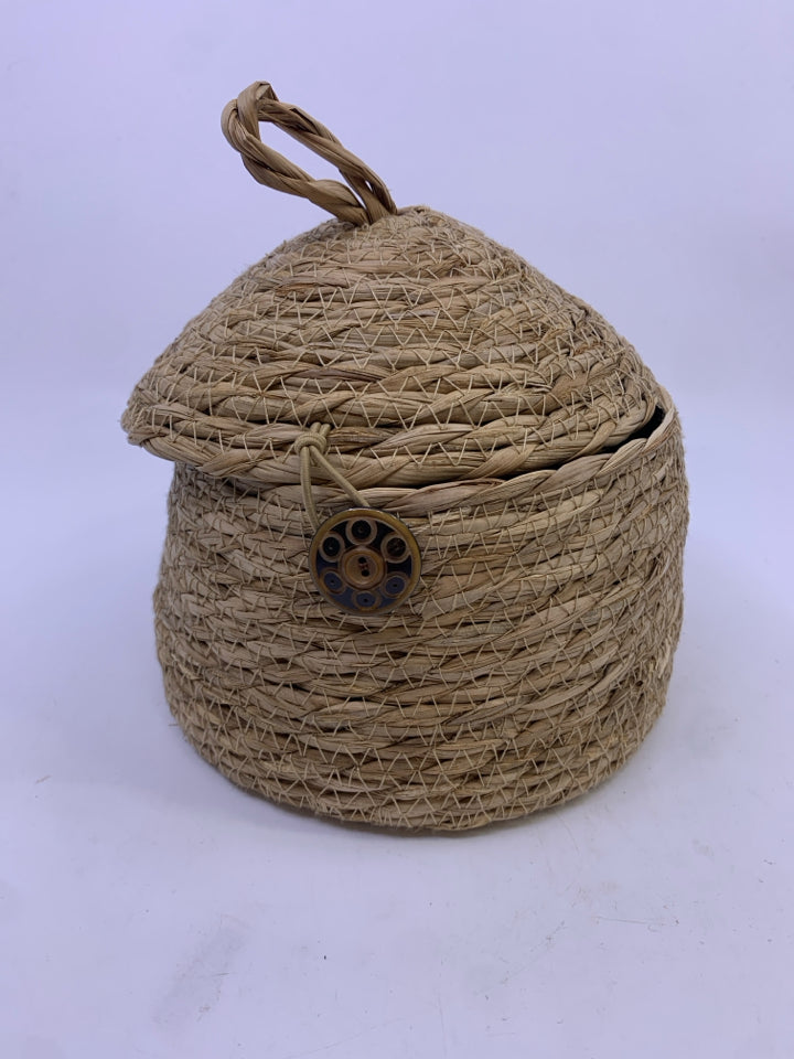 WICKER BEEHIVE W LID.