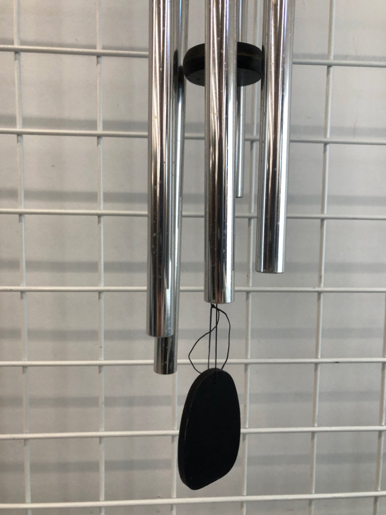 SILVER METAL WINDCHIME.