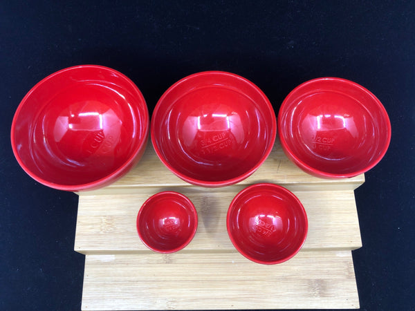 RED 5 NESTING MEASURING BOWLS.