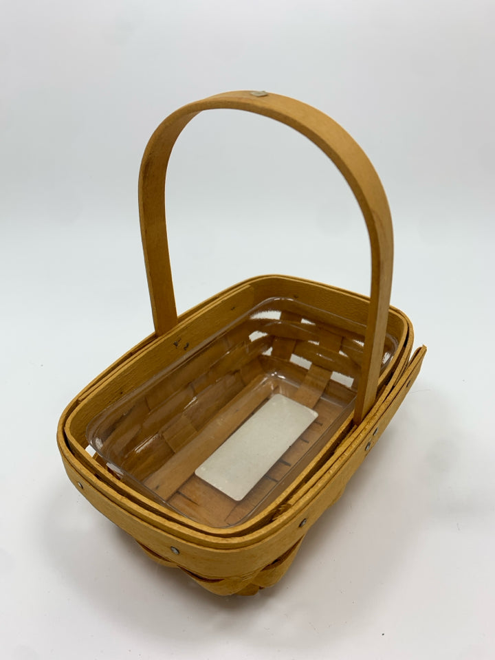 1999 PARSLEY SMALL BASKET W/HANDLE AND PLASTIC INSERT.